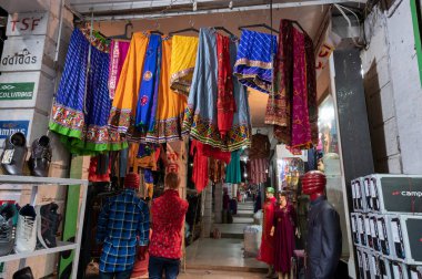 Jodhpur, Rajasthan, Hindistan - 19.10.2019: Rajasthani kadın giysileri ünlü Sardar Market ve Ghanta ghar Saat Kulesi 'nde satılıyor.