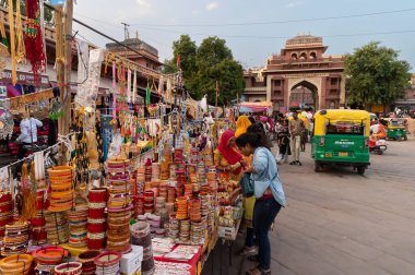 Jodhpur, Rajasthan, Hindistan - 20.10.2019: Güzel Rajasthani Bangles Jodhpur, Rajasthan, Hindistan 'daki ünlü Sardar Market ve Ghanta ghar saat kulesinde satılıyor.