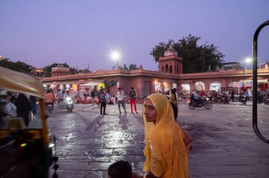 Jodhpur, Rajasthan, Hindistan - 19.10.2019: Rajasthani kadın ünlü Sardar Market ve Ghanta ghar saat kulesinde, Jodhpur, Rajasthan, Hindistan.