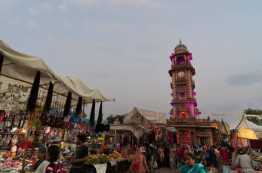 Jodhpur, Rajasthan, Hindistan - 20.10.2019: Rajasthani alıcıları ve satıcıları Jodhpur, Rajasthan, Hindistan 'daki ünlü Sardar Market ve Ghanta ghar saat kulesinde.