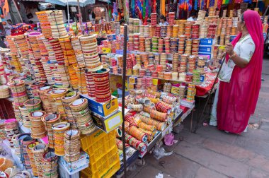 Jodhpur, Rajasthan, Hindistan - 20.10.2019: Güzel Rajasthani Bangles Jodhpur, Rajasthan, Hindistan 'daki ünlü Sardar Market ve Ghanta ghar saat kulesinde satılıyor.