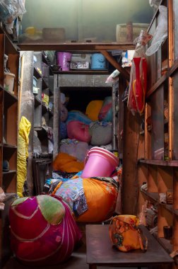 Jodhpur, Rajasthan, Hindistan - 19.10.2019: Rajasthani kadınlarının giysileri mağazanın içinde satılık, Ünlü Sardar Pazarı ve Ghanta ghar saat kulesinde..