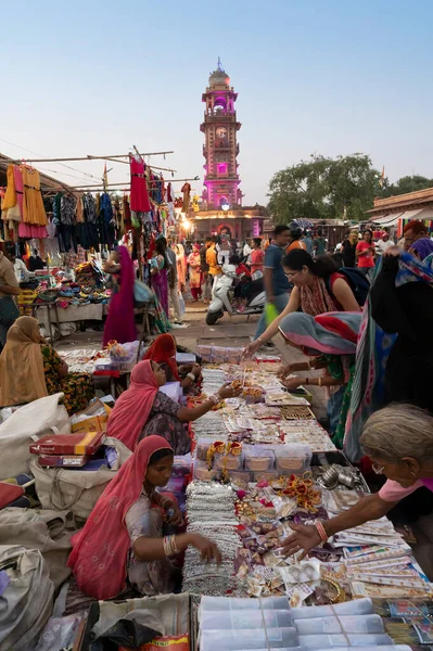 Jodhpur Rajastán India 2019 Las Mujeres Rajasthani Están Comprando Pulseras — Foto de Stock
