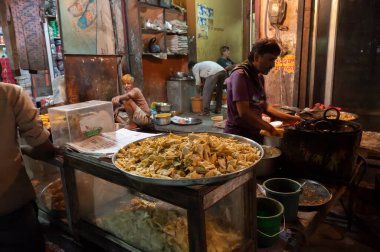 Jodhpur, Rajasthan, Hindistan - 19.10.2019: Nimki, popüler Hint sokak yemekleri Jodhpur, Rajasthan, Hindistan 'daki ünlü Sardar Market ve Ghanta ghar saat kulesinde satılıyor..