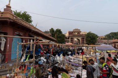 Jodhpur, Rajasthan, Hindistan - 20.10.2019: Rajasthani alıcıları ve satıcıları Jodhpur, Rajasthan, Hindistan 'daki ünlü Sardar Market ve Ghanta ghar saat kulesinde.
