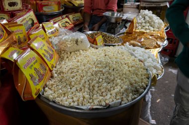 Jodhpur, Rajasthan, Hindistan - 20.10.2019: Popcorn, Jodhpur, Rajasthan, Hindistan 'daki ünlü Sardar Market ve Ghanta ghar saat kulesinde satılıyor.