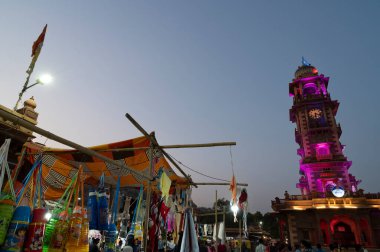 Jodhpur, Rajasthan, Hindistan - 19.10.2019: Sardar Market ve Hindistan 'ın Rajasthan kentindeki Ghanta ghar saat kulesinin mavi saati.