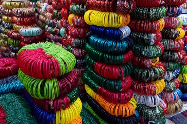 Jodhpur, Rajasthan, Hindistan 'daki ünlü Sardar Market ve Ghanta Ghar Saat Kulesinde renkli Rajasthani bilezikleri satılıyor..