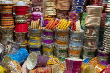 Jodhpur, Rajasthan, Hindistan 'daki ünlü Sardar Market ve Ghanta Ghar Saat Kulesinde renkli Rajasthani bilezikleri satılıyor..