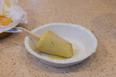 Keshar Kulfi, tabakta servis ediliyor. Popüler Hint yemeği..