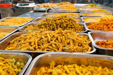 Bhujia, Hindistan 'da Jodhpur, Rajasthan' da satılan, gram unu, güve unu ve farklı baharatlarla yapılan baharatlı, bol yağda kızartılmış bir sev..