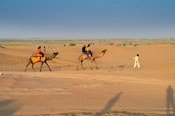 Cameleer Zabiera Turystów Wielbłąda Aby Obejrzeć Wschód Słońca Pustyni Thar — Zdjęcie stockowe