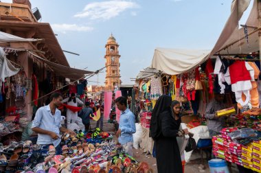 Jodhpur, Rajasthan, Hindistan - 20.10.2019: Rajasthani alıcıları ve satıcıları Jodhpur, Rajasthan, Hindistan 'daki ünlü Sardar Market ve Ghanta ghar saat kulesinde.