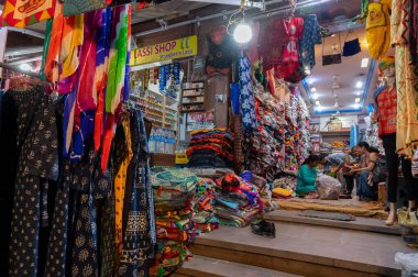 Jodhpur, Rajasthan, Hindistan - 19.10.2019: Rajasthani kadın giysileri ünlü Sardar Market ve Ghanta ghar Saat Kulesi 'nde satılıyor.