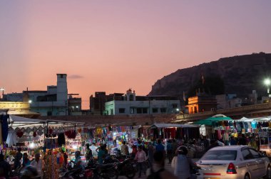 Jodhpur, Rajasthan, Hindistan - 19.10.2019: Sardar Market ve Hindistan 'ın Rajasthan kentindeki Ghanta ghar saat kulesinin mavi saat görüntüsü. Mehrangarh Kalesi veya Jodhpur Kalesi.