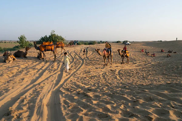 Thar Desert Rajasthan Indie 2019 Cameleer Zabiera Turystów Wielbłądzie Obejrzeniu — Zdjęcie stockowe