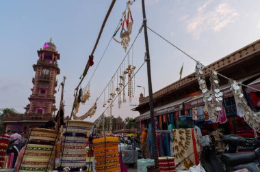 Jodhpur, Rajasthan, Hindistan - 20.10.2019: Güzel Rajasthani Bangles ve süslemeleri Jodhpur, Rajasthan, Hindistan 'daki ünlü Sardar Market ve Ghanta ghar Saat Kulesinde satılıyor.