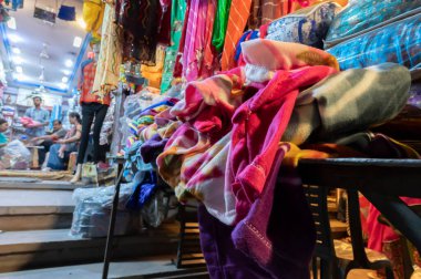 Jodhpur, Rajasthan, Hindistan - 19.10.2019: Rajasthani kadın giysileri ünlü Sardar Market ve Ghanta ghar Saat Kulesi 'nde satılıyor.