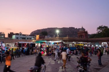 Jodhpur, Rajasthan, Hindistan - 19.10.2019: Sardar Market ve Hindistan 'ın Rajasthan kentindeki Ghanta ghar saat kulesinin mavi saat görüntüsü. Mehrangarh Kalesi veya Jodhpur Kalesi.