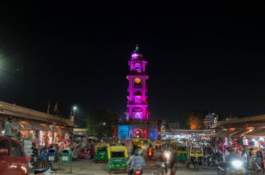 Jodhpur, Rajasthan, Hindistan - 18.10.2019: Jodhpur, Rajasthan, Hindistan 'daki ünlü Sardar Market ve Ghanta ghar saat kulesinin gece görüntüsü.