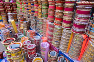Güzel Rajasthani Bangles Jodhpur, Rajasthan, Hindistan 'daki ünlü Sardar Market ve Ghanta Ghar Saat Kulesinde satılıyor..