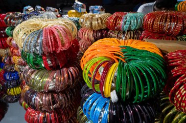 Güzel Rajasthani Bangles Jodhpur, Rajasthan, Hindistan 'daki ünlü Sardar Market ve Ghanta Ghar Saat Kulesinde satılıyor..