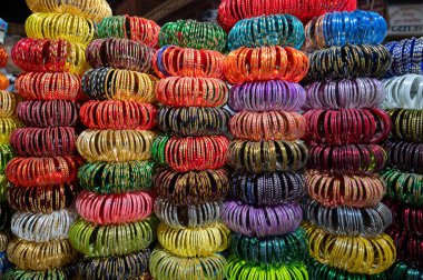 Güzel Rajasthani Bangles Jodhpur, Rajasthan, Hindistan 'daki ünlü Sardar Market ve Ghanta Ghar Saat Kulesinde satılıyor..