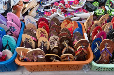 Renkli Rajsathani kadın ayakkabıları, Hindistan 'ın Jodhpur kentindeki ünlü Sardar Market ve Ghanta Ghar Saat Kulesinde satılıyor..