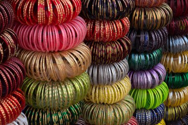 Jodhpur, Rajasthan, Hindistan 'daki ünlü Sardar Market ve Ghanta Ghar Saat Kulesinde renkli Rajasthani bilezikleri satılıyor..