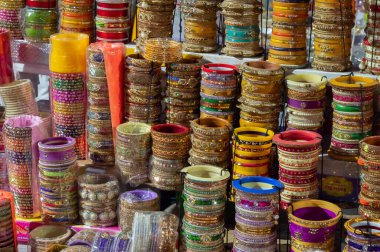 Güzel Rajasthani Bangles Jodhpur, Rajasthan, Hindistan 'daki ünlü Sardar Market ve Ghanta Ghar Saat Kulesinde satılıyor..
