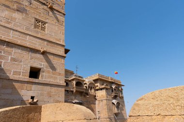 Kum Taşı, Rani Mahal veya Rani Ka Mahal 'in dış mimarisini Jaisalmer kalesi, Rajasthan, Hindistan' da inşa etti. UNESCO dünya mirası sahası.