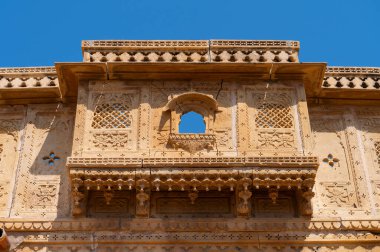 Sandstone güzel bir balkon, jharokha, taş pencere ve Rani Mahal 'in dışı veya Rani Ka Mahal, Jaisalmer kalesinin içi yaptı. Rajasthan, Hindistan. UNESCO Dünya Mirası