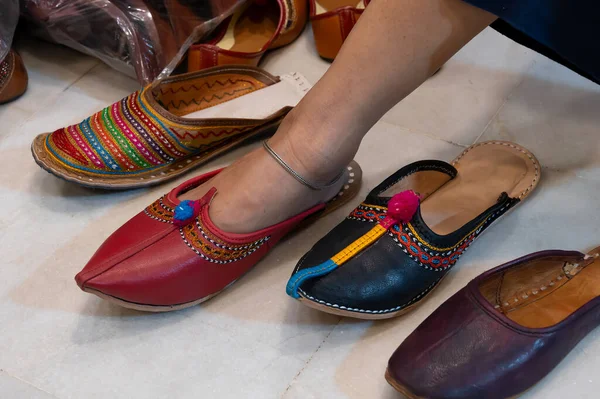 Marokkói színes bőr cipő Stock fotók, Marokkói színes bőr cipő Jogdíjmentes  képek | Depositphotos