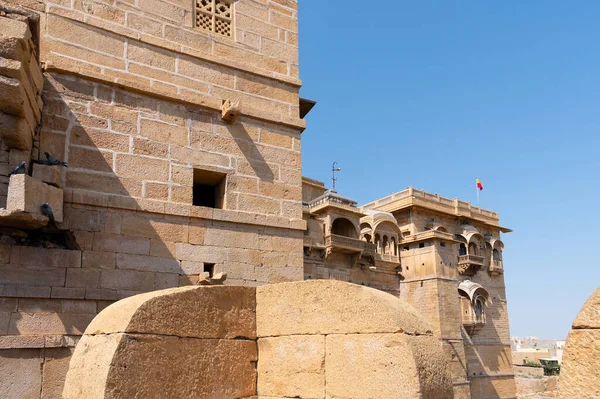砂岩建造了位于印度拉贾斯坦邦贾萨尔默要塞内的Rani Mahal或Rani Mahal的墙壁和外部建筑 教科文组织世界遗产场址 — 图库照片