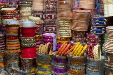 Jodhpur, Rajasthan, Hindistan 'daki ünlü Sardar Market ve Ghanta Ghar Saat Kulesinde renkli Rajasthani bilezikleri satılıyor..