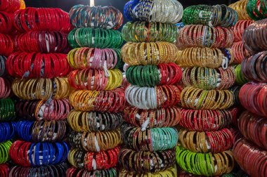 Güzel Rajasthani Bangles Jodhpur, Rajasthan, Hindistan 'daki ünlü Sardar Market ve Ghanta Ghar Saat Kulesinde satılıyor..