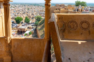 Kum Taşı güzel bir balkon, jharokha, taş pencere ve Jaisalmer kalesinin dışı yaptı. UNESCO Dünya Mirası Bölgesi Jaisalmer şehrine bakıyor. Rajasthan, Hindistan. UNESCO Dünya Mirası.