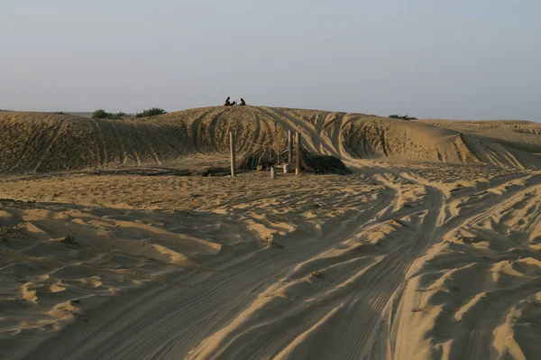 タール砂漠 ラジャスタン州 インドの砂丘上の車のタイヤマーク 観光客は砂漠で日の出を見るために車に到着し 旅行者の間で非常に人気のある活動です — ストック写真