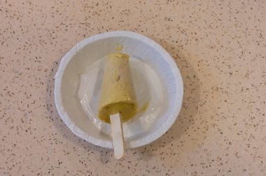 Keshar Kulfi, tabakta servis ediliyor. Popüler Hint yemeği..