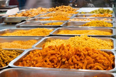 Bhujia, Hindistan 'da Jodhpur, Rajasthan' da satılan, gram unu, güve unu ve farklı baharatlarla yapılan baharatlı, bol yağda kızartılmış bir sev..