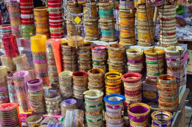 Güzel Rajasthani Bangles Jodhpur, Rajasthan, Hindistan 'daki ünlü Sardar Market ve Ghanta Ghar Saat Kulesinde satılıyor..