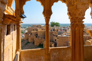Kum Taşı güzel bir balkon, jharokha, taş pencere ve Jaisalmer kalesinin dışı yaptı. UNESCO Dünya Mirası Bölgesi Jaisalmer şehrine bakıyor. Rajasthan, Hindistan. UNESCO Dünya Mirası.
