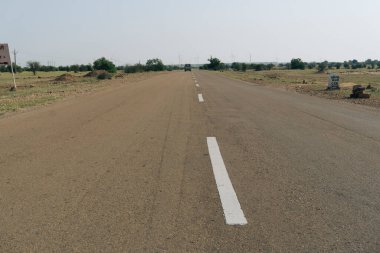 Hindistan, Rajasthan, Thar Çölü 'ndeki boş çöl yolu..