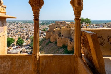 Kum Taşı güzel bir balkon, jharokha, taş pencere ve Jaisalmer kalesinin dışı yaptı. UNESCO Dünya Mirası Bölgesi Jaisalmer şehrine bakıyor. Rajasthan, Hindistan. UNESCO Dünya Mirası.