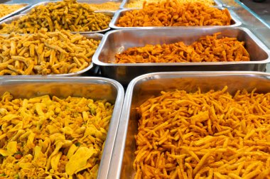 Bhujia, Hindistan 'da Jodhpur, Rajasthan' da satılan, gram unu, güve unu ve farklı baharatlarla yapılan baharatlı, bol yağda kızartılmış bir sev..