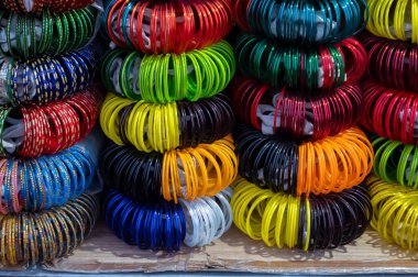 Jodhpur, Rajasthan, Hindistan 'daki ünlü Sardar Market ve Ghanta Ghar Saat Kulesinde renkli Rajasthani bilezikleri satılıyor..