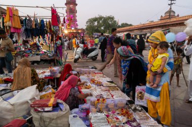 Jodhpur, Rajasthan, Hindistan - 19.10.2019: Rajasthani kadınları Jodhpur, Rajasthan, Hindistan 'daki ünlü Sardar Market ve Ghanta ghar saat kulesinden bilezik ve mücevher satın alıyorlar.