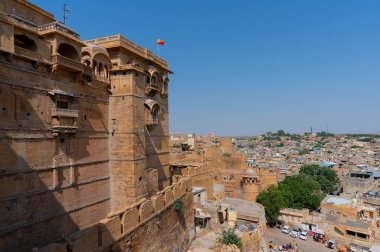 Jaisalmer, Rajasthan, Hindistan - 15 Ekim 2019: Kum Taşı güzel bir balkon, jharokha, taş pencere ve Jaisalmer kalesinin dışını yaptı. Jaisalmer şehrine bakan UNESCO Dünya Mirası.