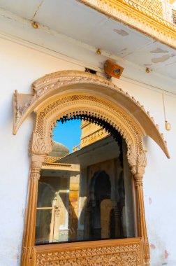 Jaisalmer, Rajasthan, Hindistan - 15 Ekim 2019: Kum taşı camına yansıyan yansıma, Rani Mahal veya Rani Ka Mahal 'in dış yüzeyinin taş penceresi, Jaisalmer kalesi içinde.