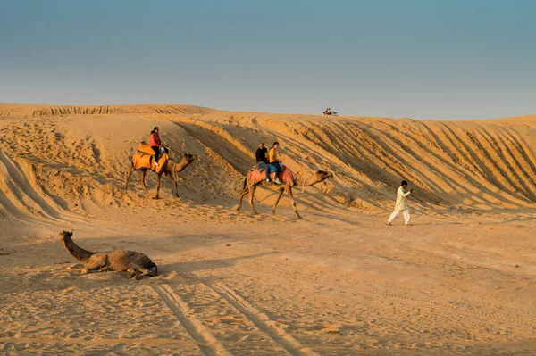 Thar Sivatag Rajasthan India 2019 Cameleer Figyelembe Turisták Tevén Nézni — Stock Fotó